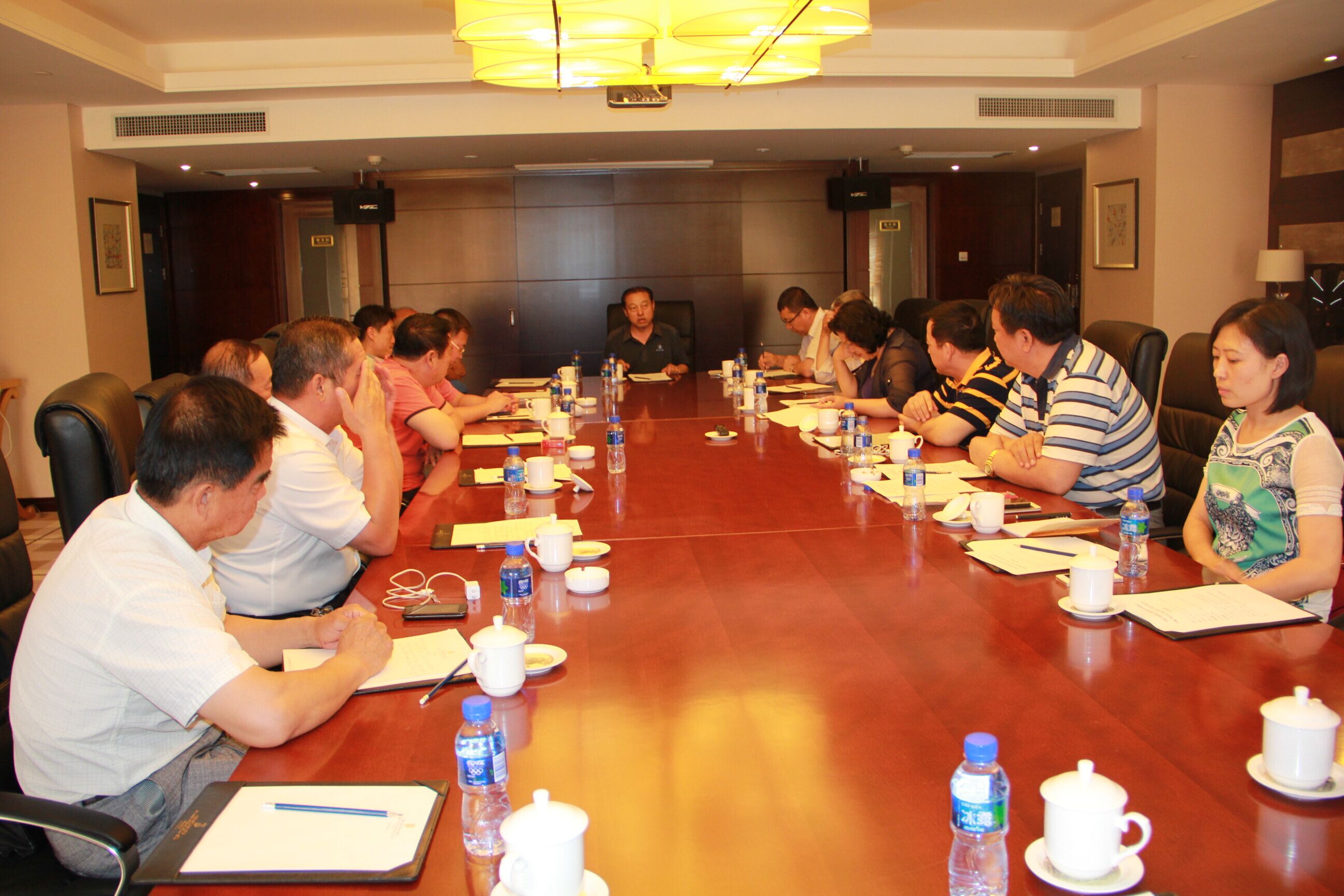 內蒙古農牧業(yè)產業(yè)化龍頭企業(yè)協(xié)會羊絨產業(yè)分會2015年第一次會長辦公會在呼和浩特順利召開