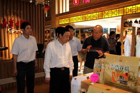 農業(yè)部副部長屈冬玉參觀考察全國農業(yè)優(yōu)質農產品精品館-內蒙古精品館