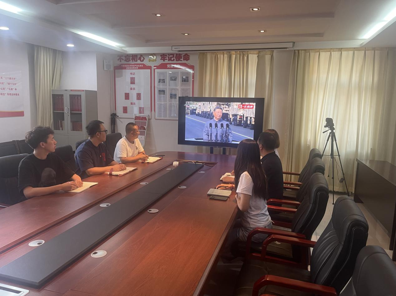 內(nèi)蒙古農(nóng)牧業(yè)龍頭企業(yè)協(xié)會組織收看紀念中國人民抗日戰(zhàn)爭暨世界反法西斯戰(zhàn)爭勝利80周年大會